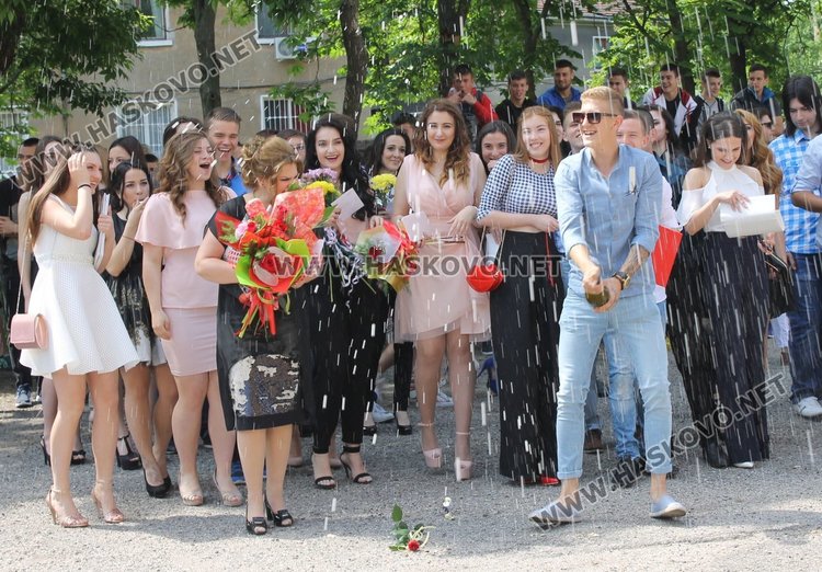 75 зрелостници изпрати Езиковата гимназия в Димитровград