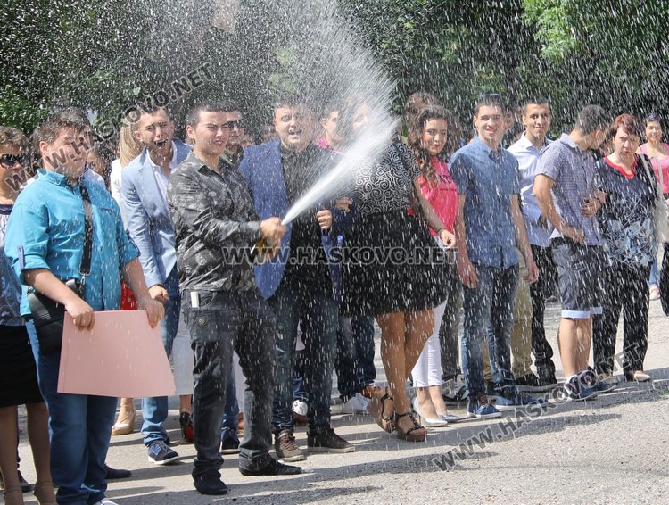 75 зрелостници изпрати Езиковата гимназия в Димитровград