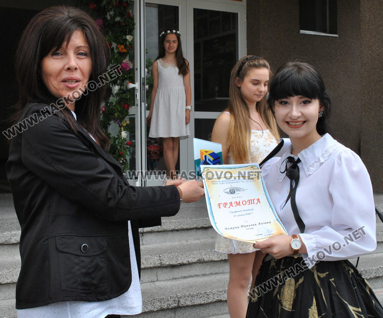 Студент в Харвард предаде знамето на Матeматическата гимназия на випуск 2018