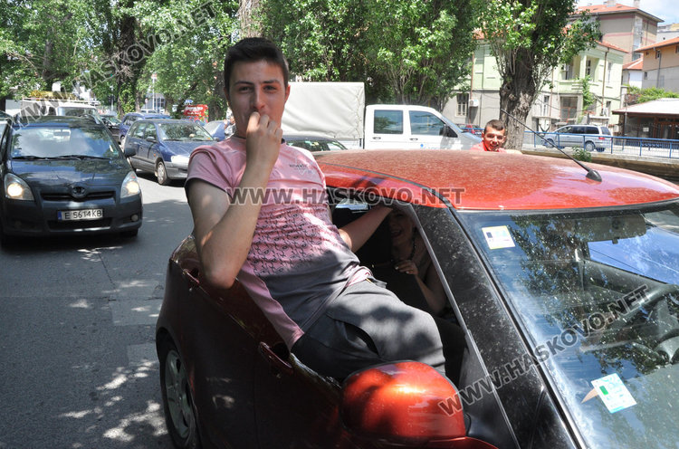 Хасковските улици под абитуриентска автомобилна атака
