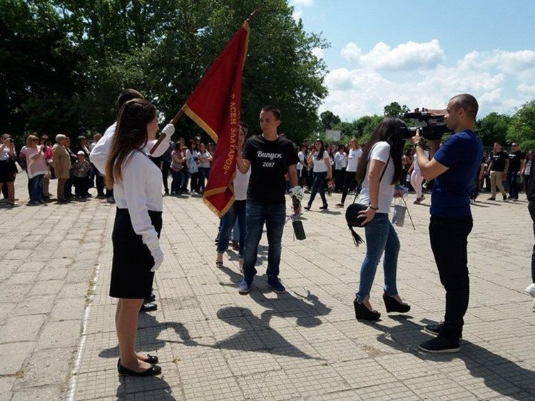 Абитуриентите на Първомай се разделиха с училищните знамена