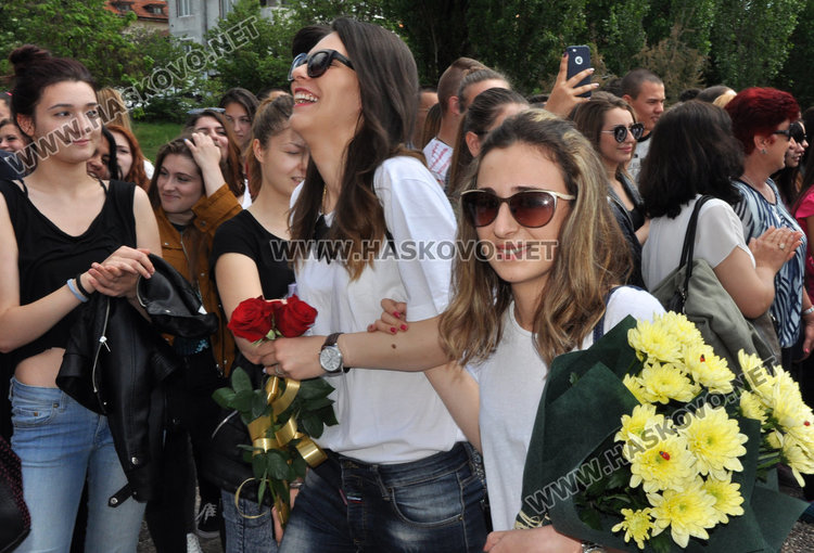 Абитуриентите на Езиковата с бели тениски вместо тоалети, събраха 3700 лв. за Ники