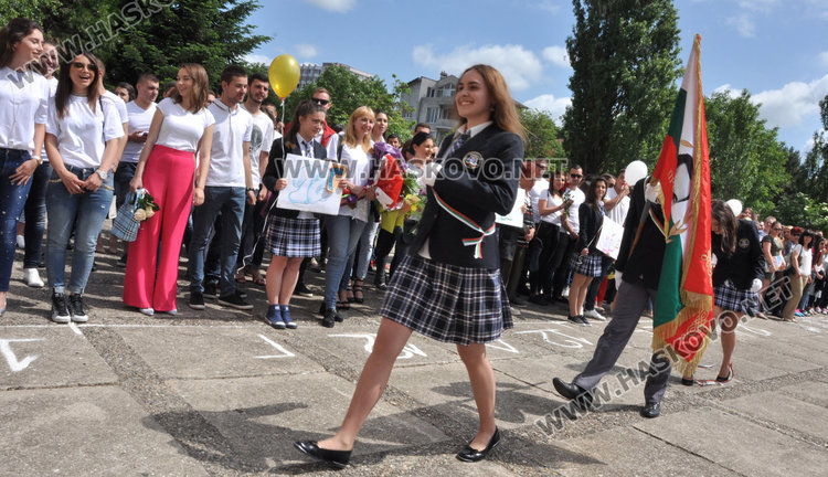 Абитуриентите на Езиковата с бели тениски вместо тоалети, събраха 3700 лв. за Ники