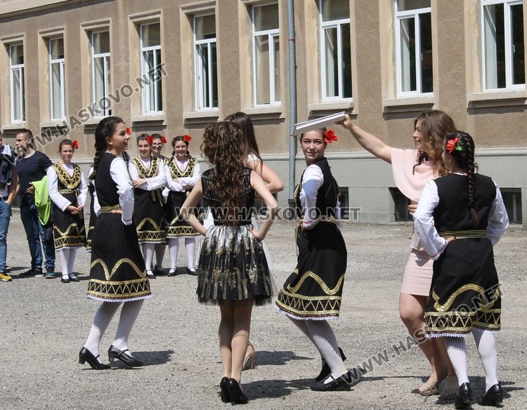 75 зрелостници изпрати Езиковата гимназия в Димитровград