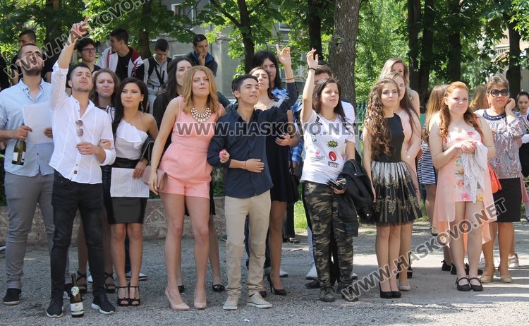 75 зрелостници изпрати Езиковата гимназия в Димитровград