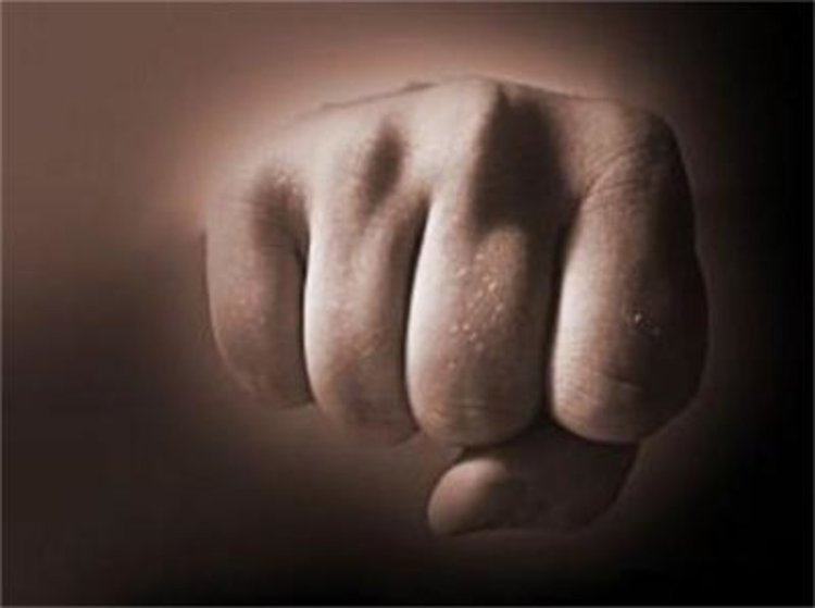 Мъж вилнее в бакалия,младеж чупи ръката на дете