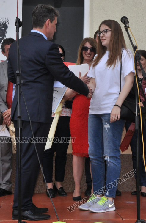 Абитуриентите на Езиковата с бели тениски вместо тоалети, събраха 3700 лв. за Ники