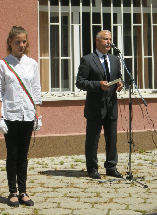 Директорът Антон Иванов поздрави завършващите