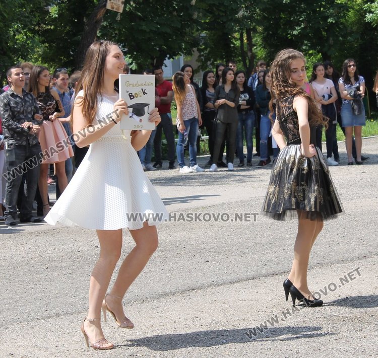 75 зрелостници изпрати Езиковата гимназия в Димитровград