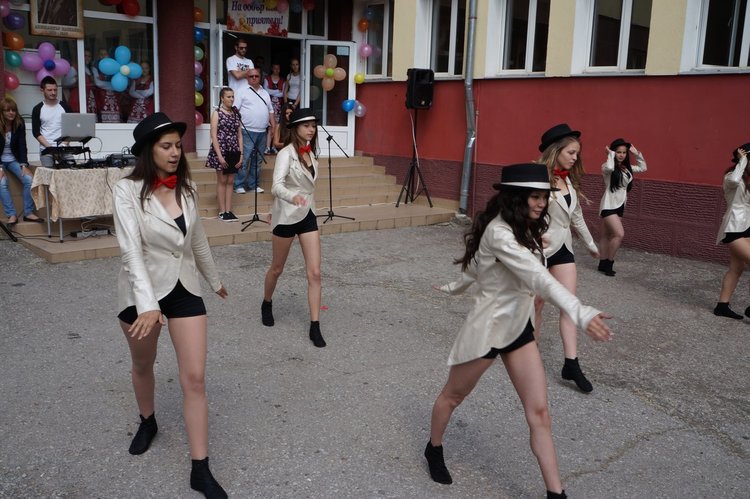 Гимназистите от ПГТ се сбогуваха облечени с тениски „ Випуск 2017"