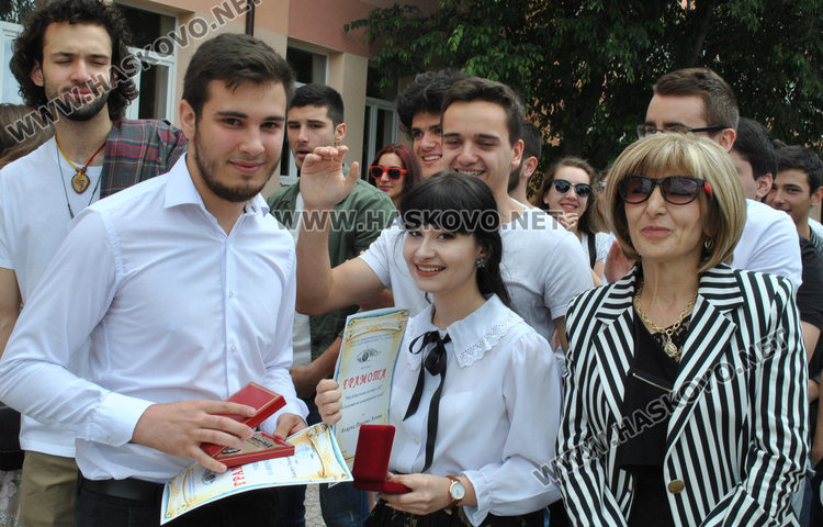 Студент в Харвард предаде знамето на Матeматическата гимназия на випуск 2018