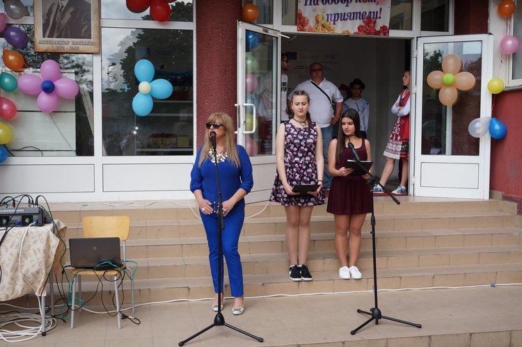 Гимназистите от ПГТ се сбогуваха облечени с тениски „ Випуск 2017"