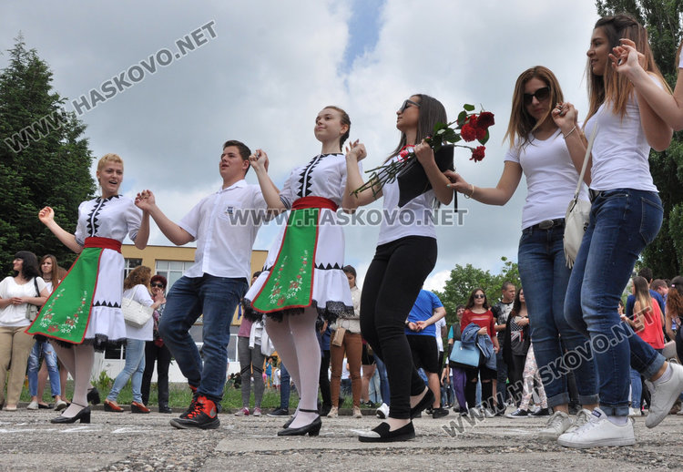 Абитуриентите на Езиковата с бели тениски вместо тоалети, събраха 3700 лв. за Ники