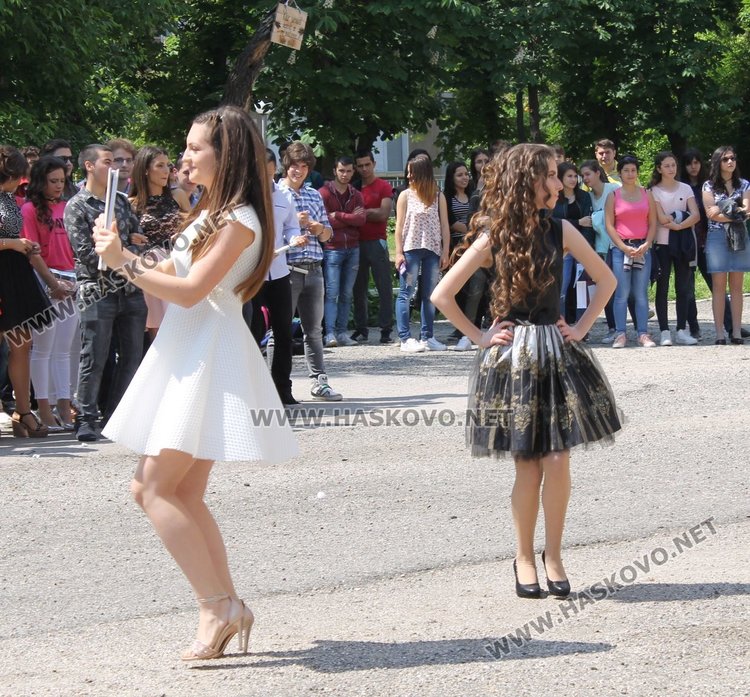 75 зрелостници изпрати Езиковата гимназия в Димитровград