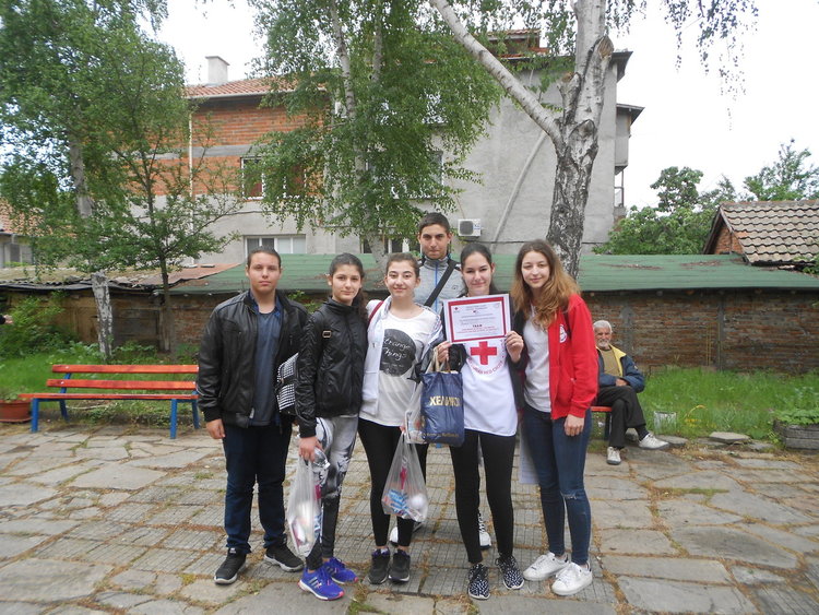 Ученици от  Езикова гимназия спасители в Дома за стари хора