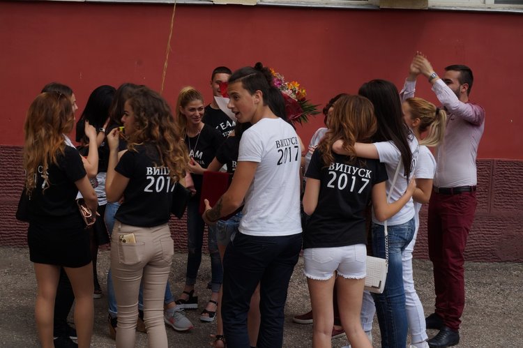 Гимназистите от ПГТ се сбогуваха облечени с тениски „ Випуск 2017"