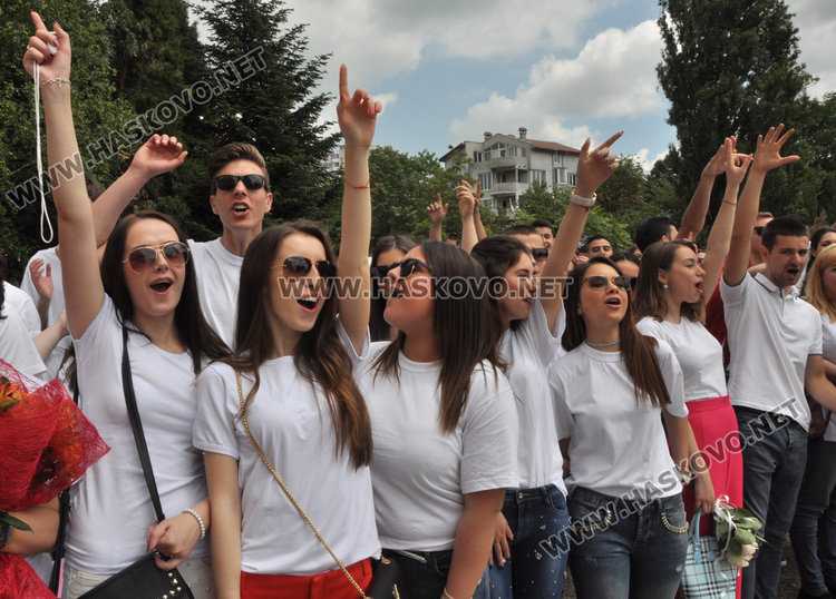Абитуриентите на Езиковата с бели тениски вместо тоалети, събраха 3700 лв. за Ники
