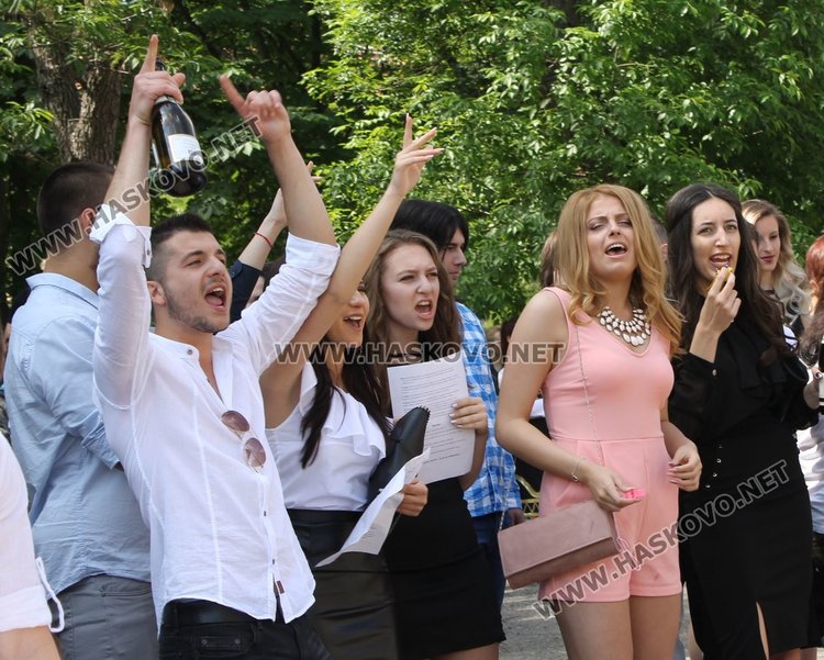 75 зрелостници изпрати днес ПЕГ "Д-р Иван Богоров" в Димитровград