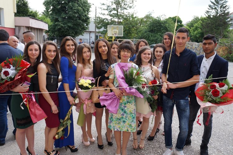 Гимназистите от ПГТ се сбогуваха облечени с тениски „ Випуск 2017"