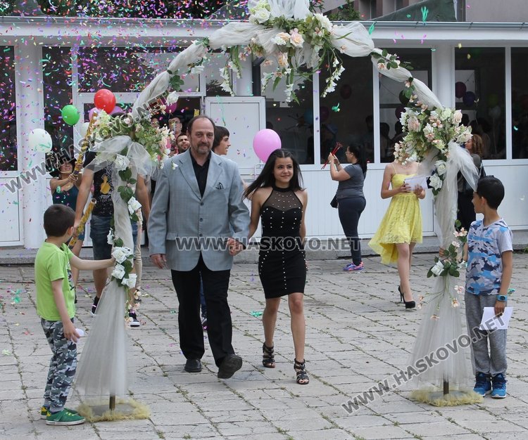 52-ма дванадесетокласници се разделиха със Средно училище "Любен Каравелов" днес