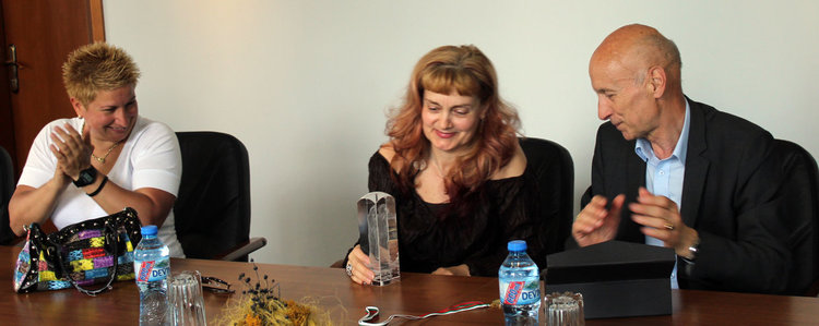 Хандбалистките подариха купата си на кмета Добри Беливанов