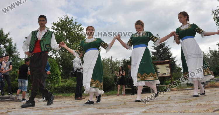 Царската гимназия изпрати 125 зрелостници, взе им шампанското