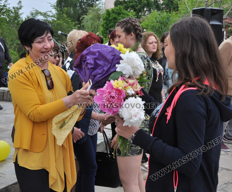 Царската гимназия изпрати 125 зрелостници, взе им шампанското