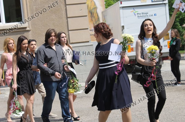75 зрелостници изпрати Езиковата гимназия в Димитровград