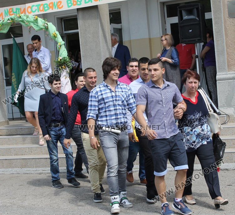 75 зрелостници изпрати Езиковата гимназия в Димитровград