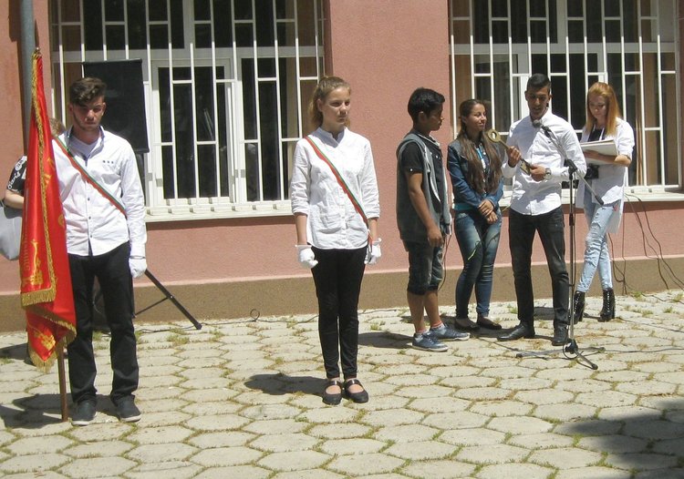 Абитуриентите на СУ "Васил Левски" се сбогуваха с училището
