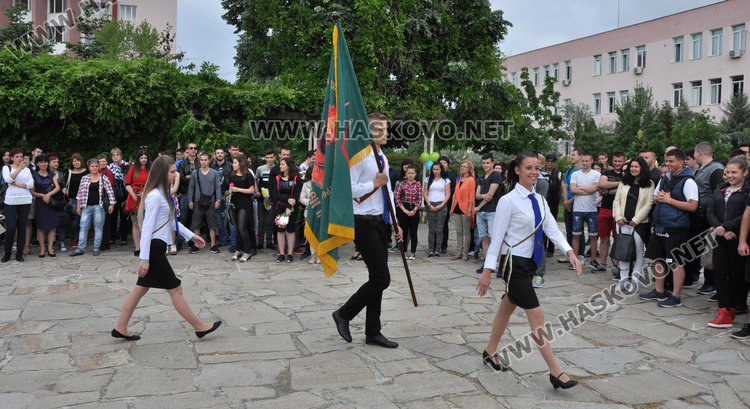 Царската гимназия изпрати 125 зрелостници, взе им шампанското