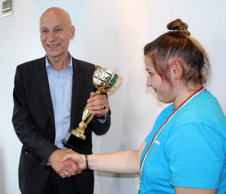 Хандбалистките подариха купата си на кмета Добри Беливанов