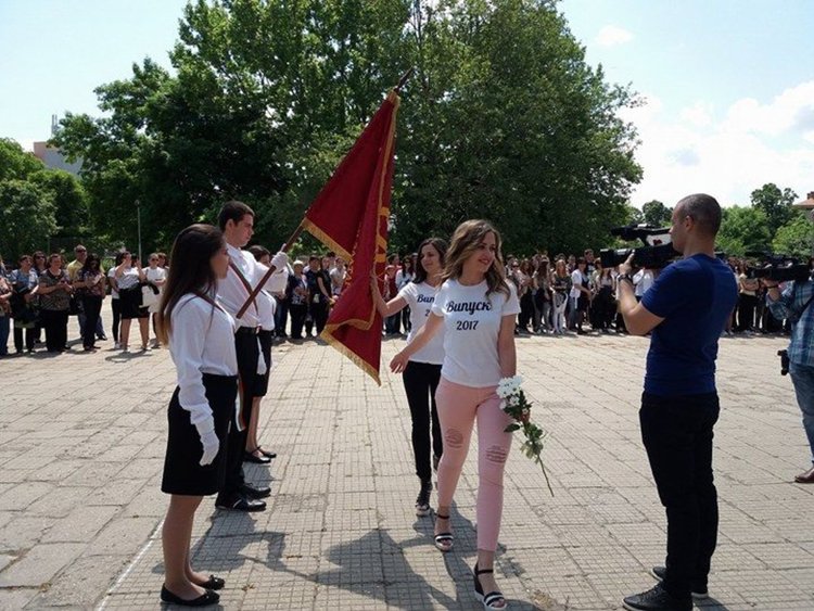 Абитуриентите на Първомай се разделиха с училищните знамена