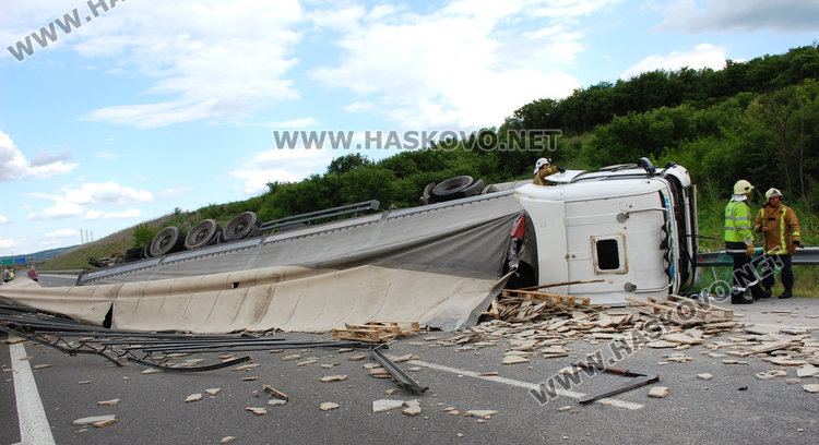 Тир се обърна и блокира магистралата за Свиленград