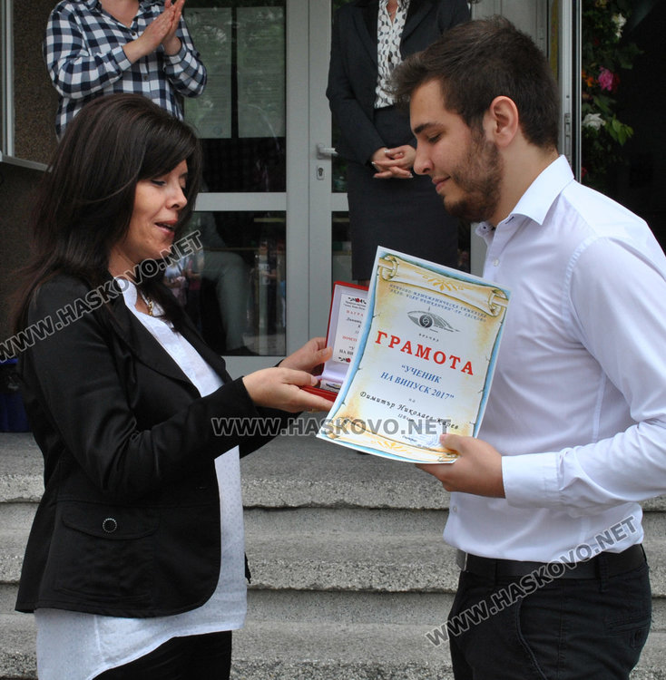 Студент в Харвард предаде знамето на Матeматическата гимназия на випуск 2018