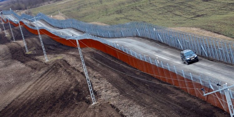 Срещу нелегалните мигранти: Унгария пусна ток по оградата