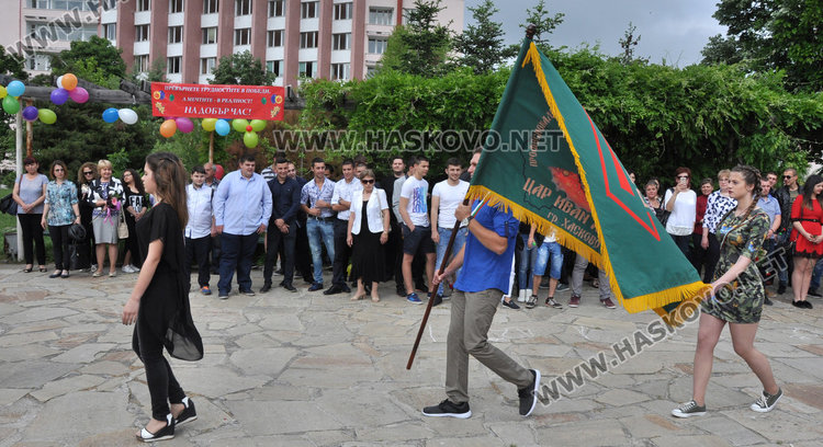 Царската гимназия изпрати 125 зрелостници, взе им шампанското