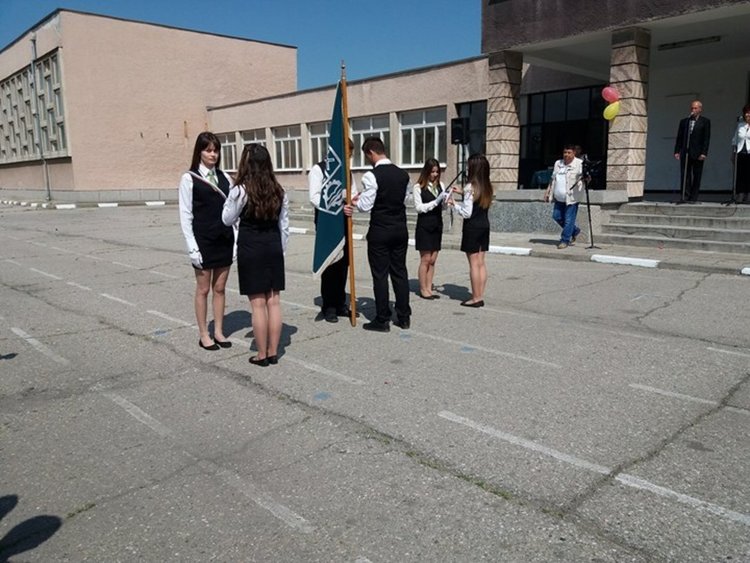 Абитуриентите на Първомай се разделиха с училищните знамена