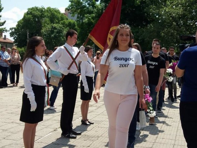 Абитуриентите на Първомай се разделиха с училищните знамена