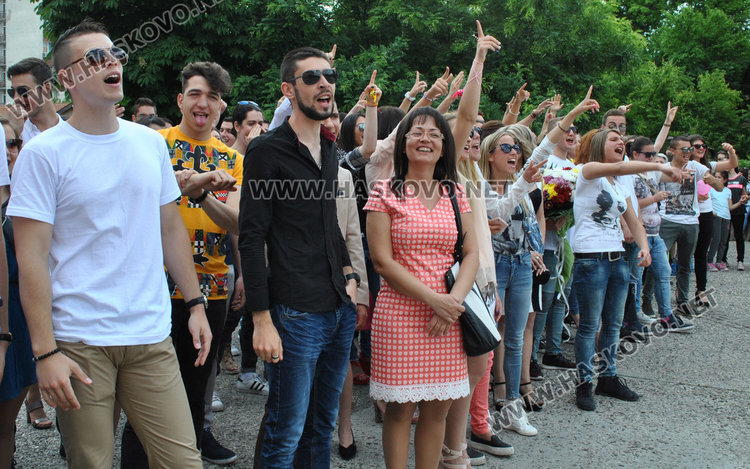 Студент в Харвард предаде знамето на Матeматическата гимназия на випуск 2018