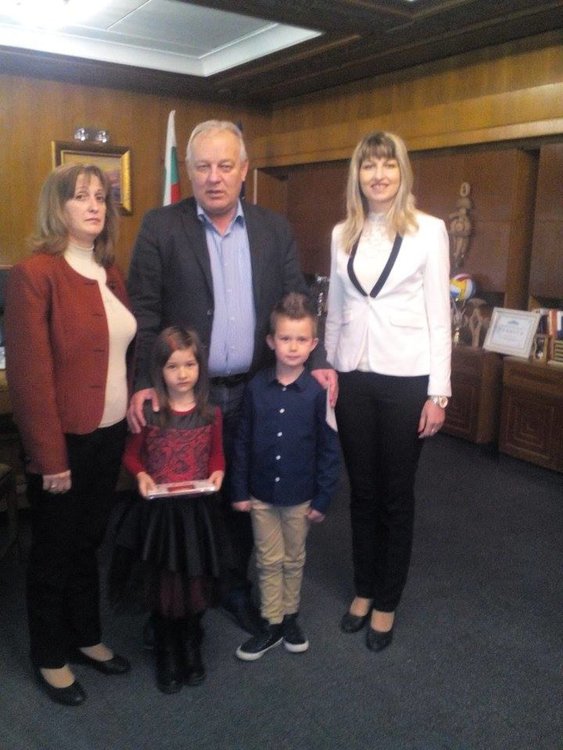 Малчугани от ДГ „Славейче” поканиха кмета на 70-ия рожден ден на детското заведение  