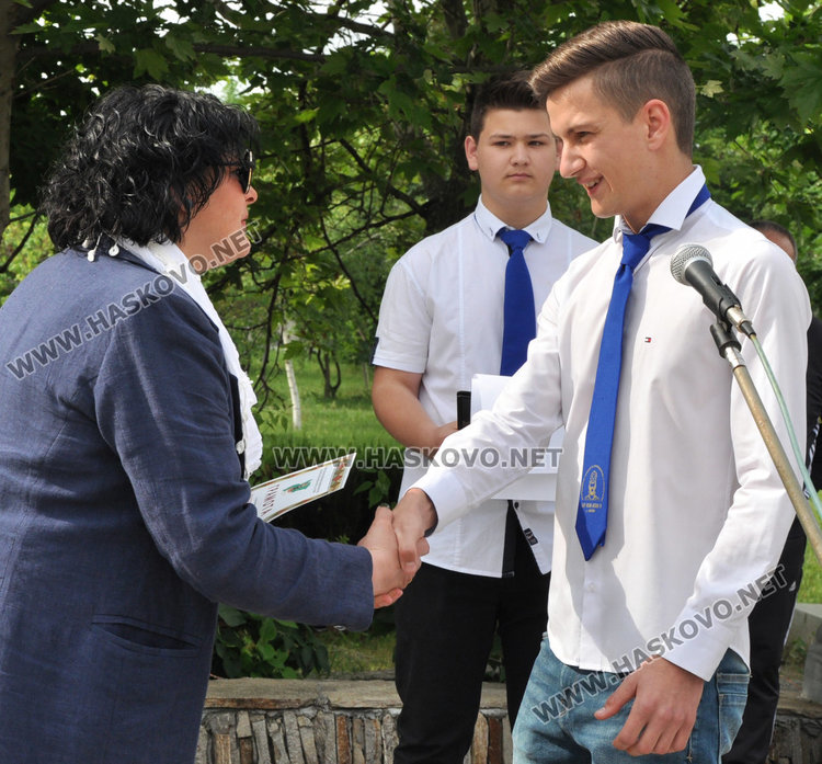 Надежда Грозева връчва наградата на Пламен Мавров