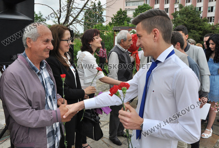 Царската гимназия изпрати 125 зрелостници, взе им шампанското