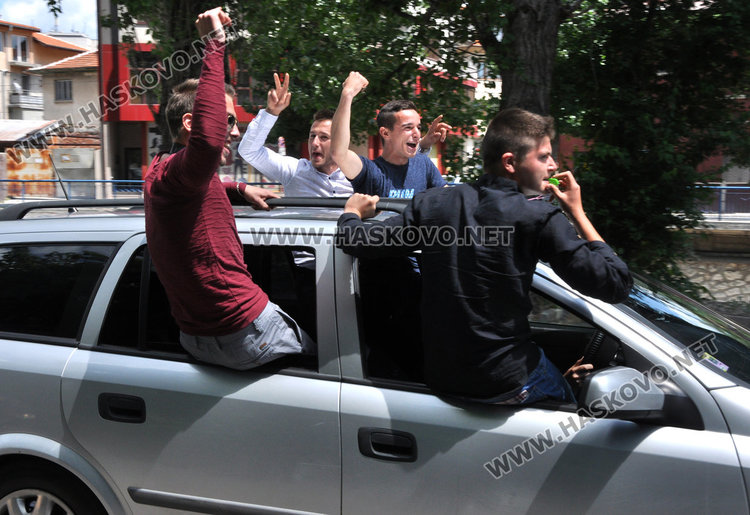 Хасковските улици под абитуриентска автомобилна атака