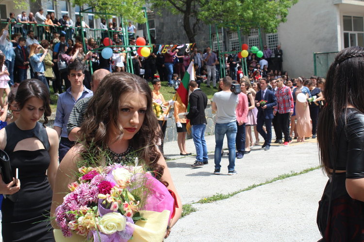 Гимназията по икономика в Смолян изпрати зрелостниците си