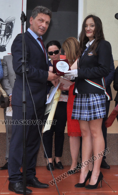 Абитуриентите на Езиковата с бели тениски вместо тоалети, събраха 3700 лв. за Ники