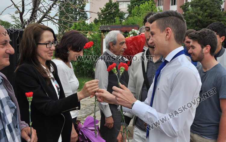 Царската гимназия изпрати 125 зрелостници, взе им шампанското