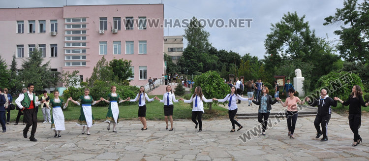 Царската гимназия изпрати 125 зрелостници, взе им шампанското