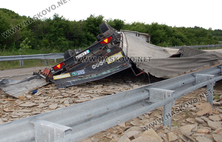 Тир се обърна и блокира магистралата за Свиленград