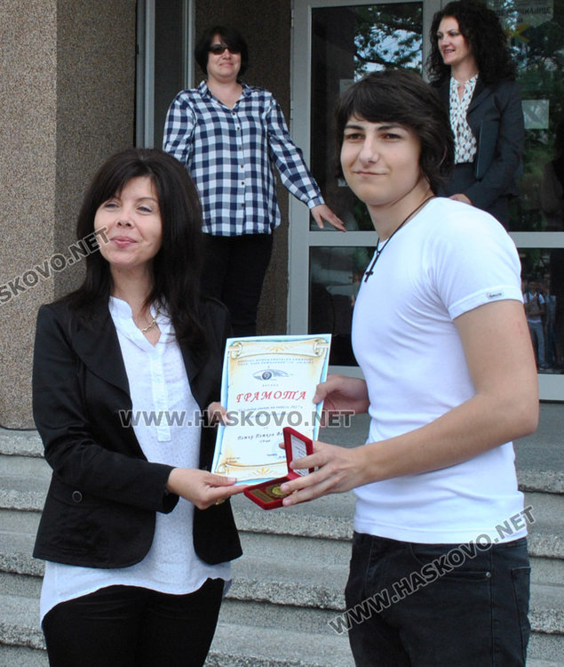 Студент в Харвард предаде знамето на Матeматическата гимназия на випуск 2018